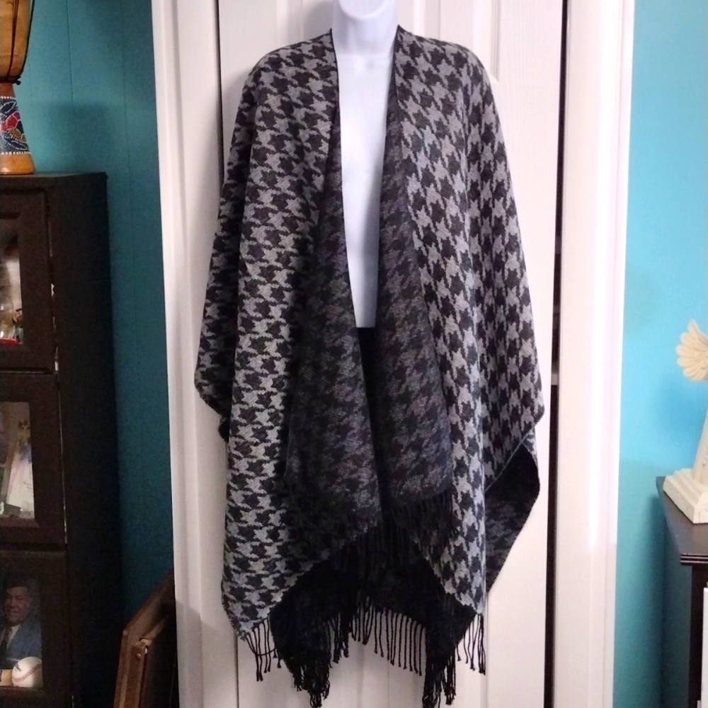 Art of the Scarf Tie Rack Shawl Wrap Black Gray Pattern Warm Soft